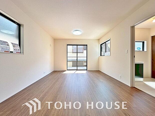 光が注がれる青い空から鮮やかに赤色にゆっくりと染まる。そんな優しい時間がここでは流れてゆく。