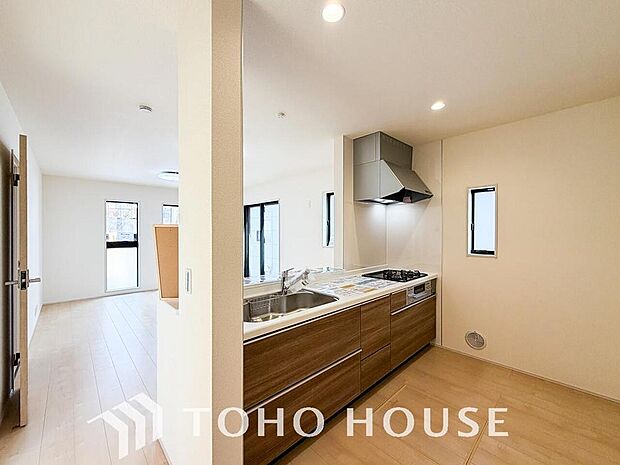 ご家族みんなで調理ができる位のスペースを実現したキッチン空間となっております。