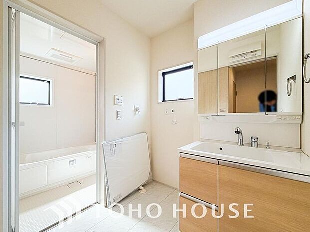 お家の中でも特にプライベートスペースとなる洗面所は、洗濯場所と浴室を同じ空間でまとめております。