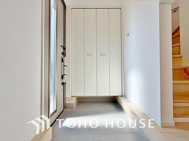 人を迎え入れる最初の場所だからこそ、清潔感がある空間にして頂ける様シューズボックスを設置しました。