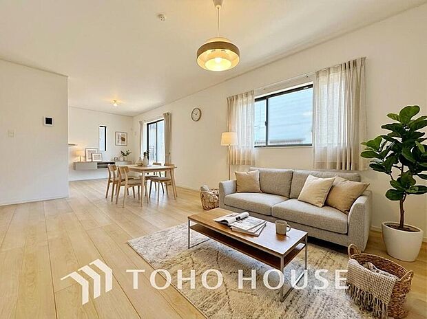 広いＬＤＫでは家族が集まり一緒の時間を過ごせる工夫がされております。※家具・家電はCGです。