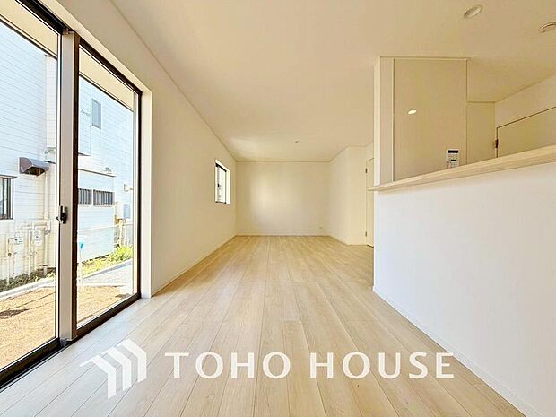 光が注がれる青い空から鮮やかに赤色にゆっくりと染まる。そんな優しい時間がここでは流れてゆく。