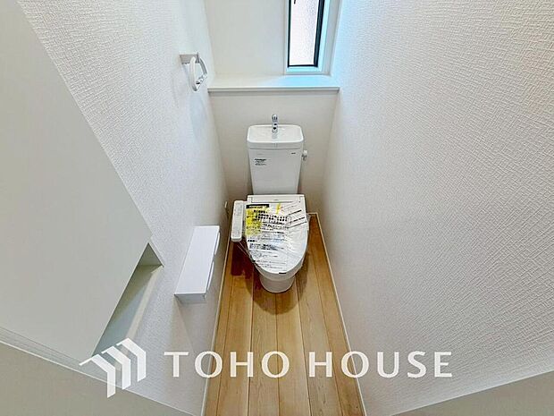 十分な広さと清潔感のあるカラーで纏まったおトイレ。時間に余裕とゆとりを持たせます。