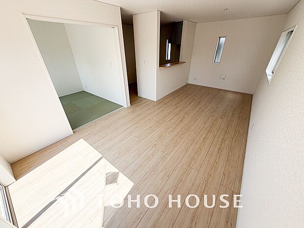 通風と採光を考慮したリビングは地域の鼓動を感じながらお寛ぎ頂くことが可能です。