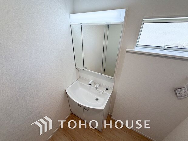 平日の朝であっても、落ち着きとくつろぎを感じられる空間。気持ちよく身だしなみを整えられます。