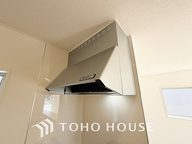 キッチンの換気扇はスタイリッシュなデザインで、日々のお手入れもラクラクな仕様となっております。