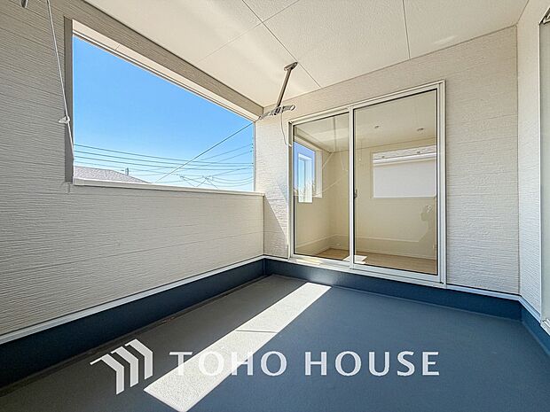 暖かい陽ざしが差込むバルコニー。晴れた日には、洗濯物が良く乾きます。風通しも良好です。