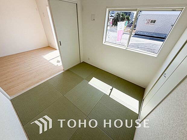 広々した開放感あるリビングの中にある癒しの和空間。家族団らんの場に和のテイストが自然にマッチ。