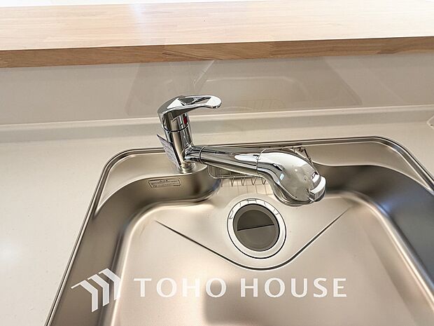 浄水器ボタンひとつで浄水と原水に切り替えられる浄水器一体型水栓を使用。