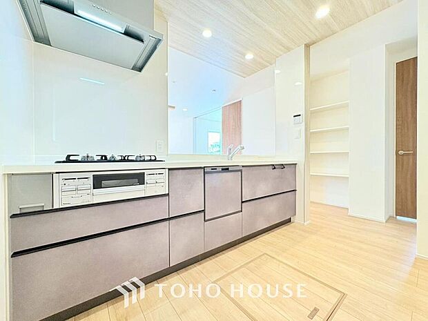 ご家族みんなで調理ができる位のスペースを実現したキッチン空間となっております。