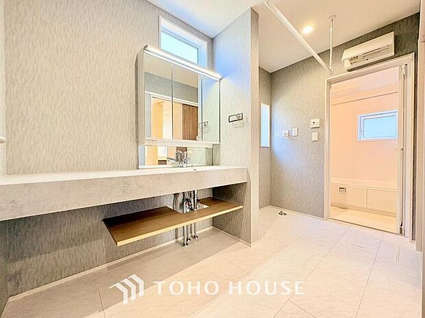 身だしなみのチェックがしやすい大きな鏡、下には収納がたっぷり。スッキリとした空間を演出いたします。