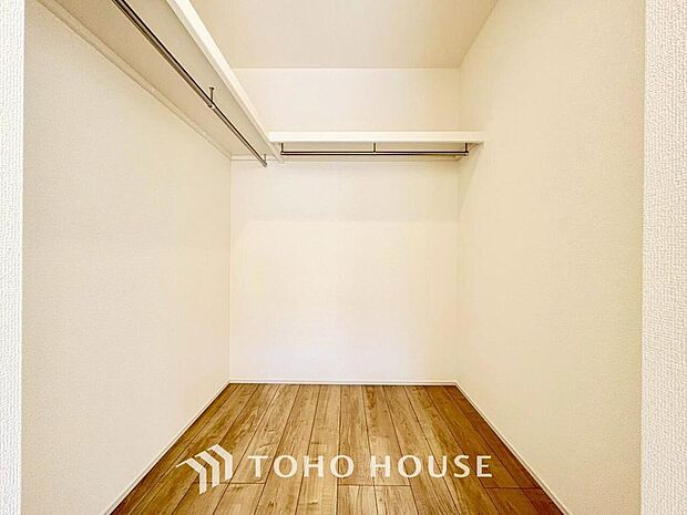 大容量のウォークインクローゼット。大きさ＆広さの感覚が画像では伝わりづらいので是非現地をご覧下さい。