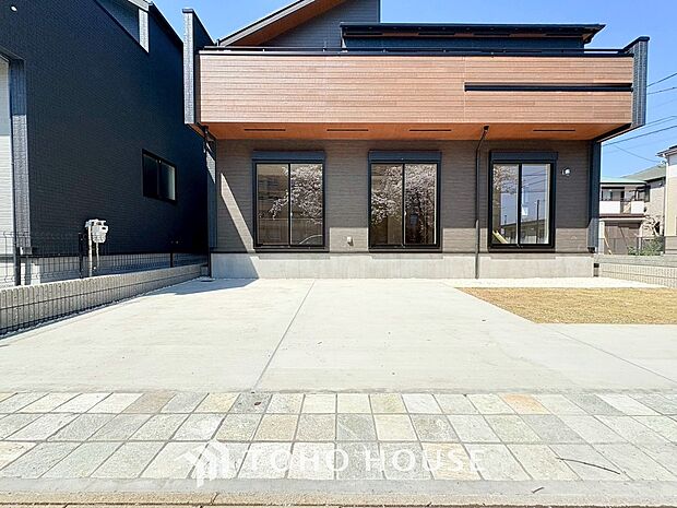 自転車やバイクなど、ゆとりのある敷地で置き場所に困ることはないでしょう。