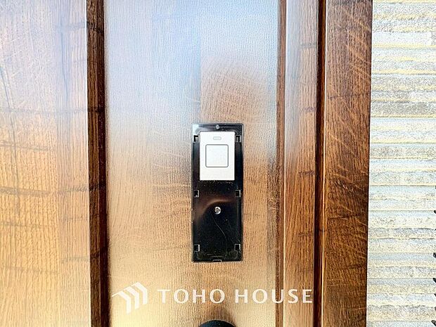 ICチップを用いたカードキー等で玄関扉の施錠＆解錠が出来る設備。最近は鍵穴の無いドアも増えてます。