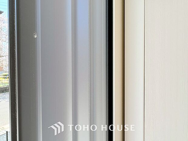 二層のガラスの間に空気層や特殊ガス層を作ることで断熱性能や結露防止効果を高めたサッシを装備してます。