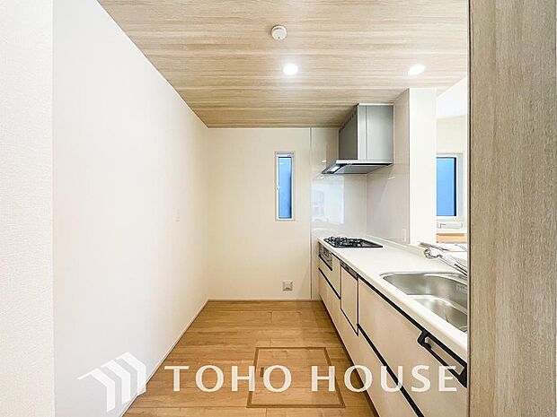 広々キッチンを採用。みんなで作った料理を召し上がりながらの会話は、どのような物になるのでしょうか。