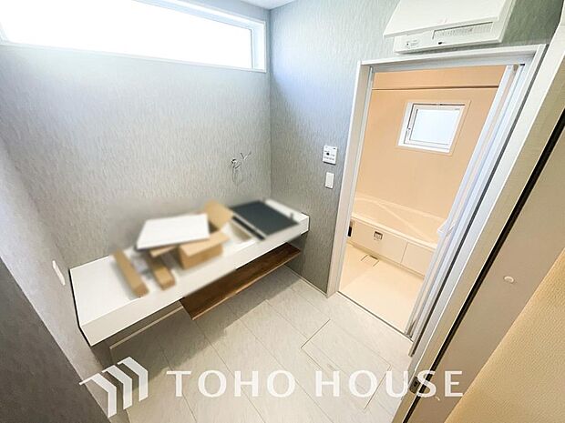 身だしなみのチェックがしやすい大きな鏡、下には収納がたっぷり。スッキリとした空間を演出いたします。