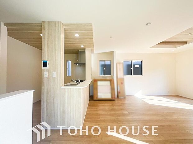 光が注がれる青い空から鮮やかに赤色にゆっくりと染まる。そんな優しい時間がここでは流れてゆく。