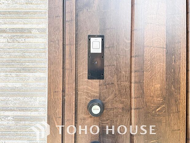 ICチップを用いたカードキー等で玄関扉の施錠&解錠が出来る設備。最近は鍵穴の無いドアも増えてます。