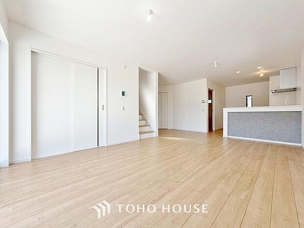 通風と採光を考慮したリビングは地域の鼓動を感じながらお寛ぎ頂くことが可能です。