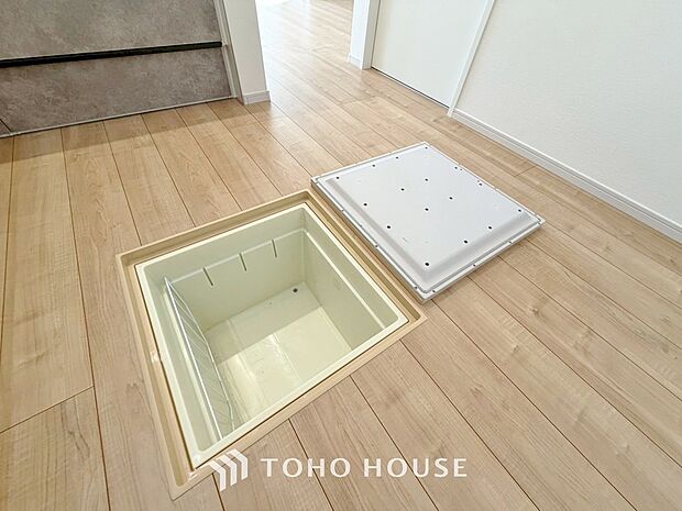 床下収納の場合は使っていない空間を有効利用するので、キッチンを狭くすることなく収納場所を増やせます。