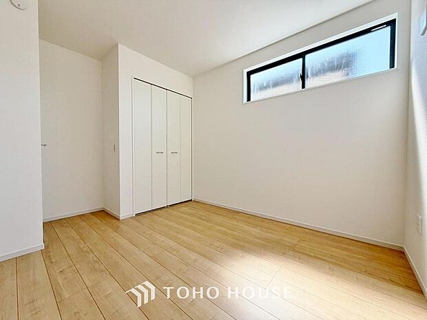 家具の配置のし易い室内です。趣味の部屋としても充分な広さを確保しております。