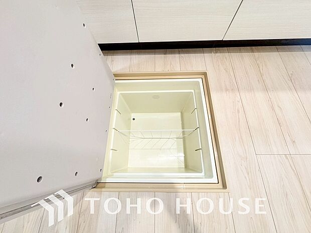 キッチン下部の床下収納は、保存食や季節家電の収納に便利で、点検口の役割も果たします。