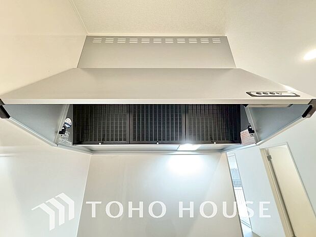 調理中の煙や臭いを効率的に排出し、キッチン空間を清潔に保ちます。