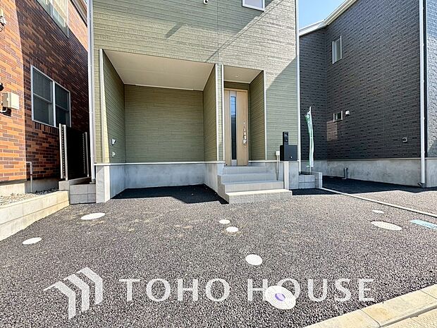 マンションとは違う敷地内駐車。ご主人様のお車のお手入れにも気合が入りますね。