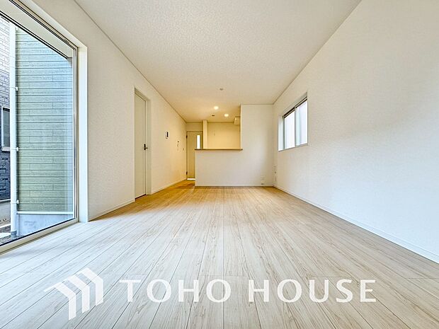 一日の中で多くの時間を過すことになるリビング。爽やかな通風と採光を存分に感じる事が出来る空間です。