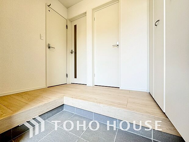 毎日みんなを見送り、そして迎え入れる場所だから。帰りたくなる家をテーマに設計した、自慢の玄関です。