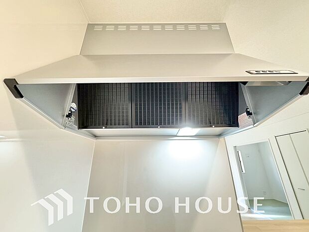 調理中の煙や臭いを効率的に排出し、キッチン空間を清潔に保ちます。