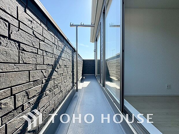 頬をなでる優しい風を感じることが出来るバルコニー。つい深呼吸をしたくなる気持ちの良い眺望です。