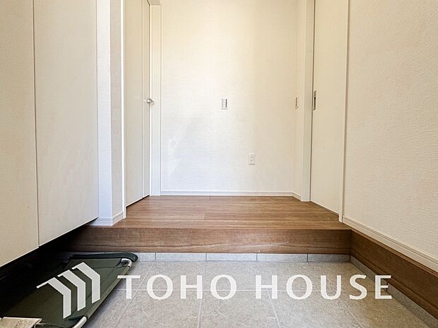 ゲストを招き、家族を迎える玄関は、ディスプレイや照明にこだわってみてはいかがでしょうか。