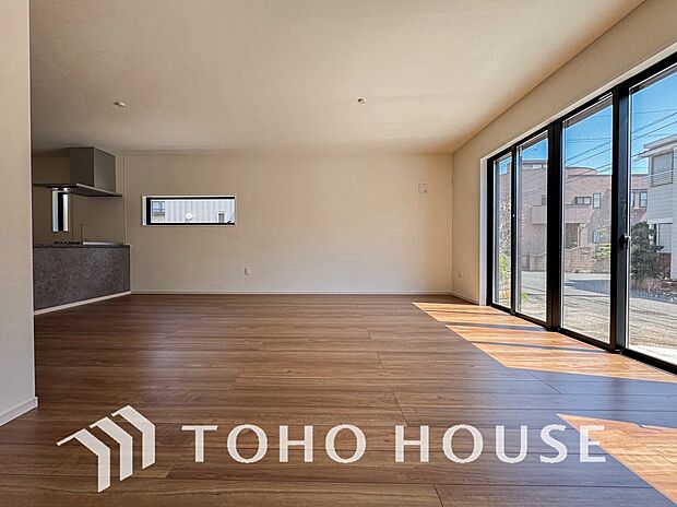 通風と採光を考慮したリビングは地域の鼓動を感じながらお寛ぎ頂くことが可能です。