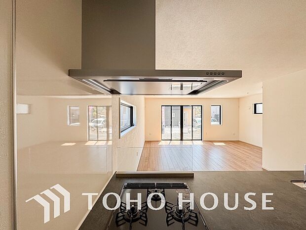 最新のレンジフードは静音性や省エネ性能が向上しデザインもスタイリッシュ。効率的な換気で料理を快適に。