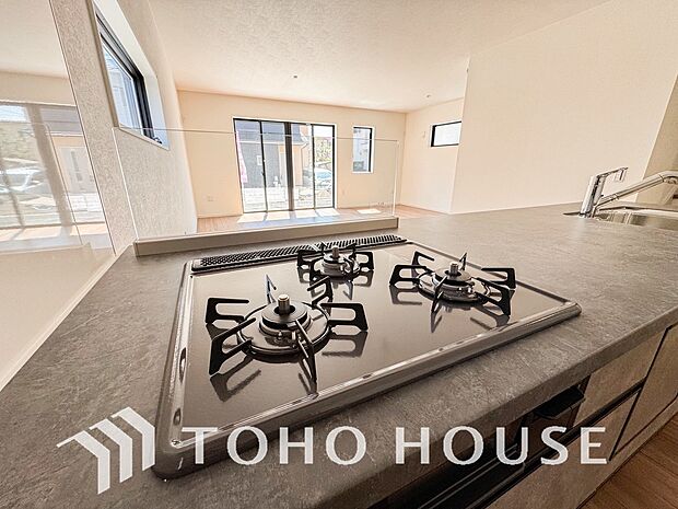 3口コンロは一度に複数のお料理を作ることができるメリットがあります。毎日のキッチンタイムを効率よく。