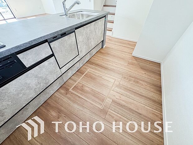 床下収納の場合は使っていない空間を有効利用するので、キッチンを狭くすることなく収納場所を増やせます。