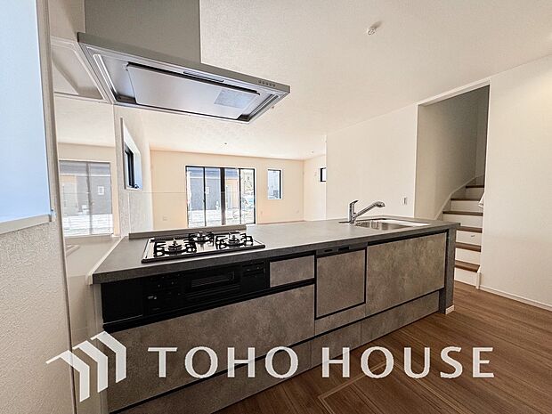 大型の冷蔵庫も配置できる広々としたキッチンスペースでお料理や家事をスムーズに進めることができます。