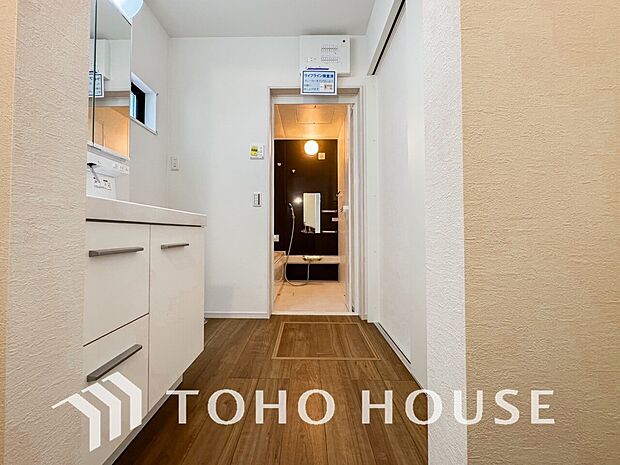 身だしなみのチェックがしやすい大きな鏡、下には収納がたっぷり。スッキリとした空間を演出いたします。