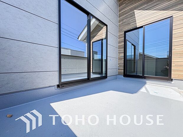 通風・採光に優れ、心地よい光と風があふれています。優しい陽射しが差し込むバルコニーとなっております。