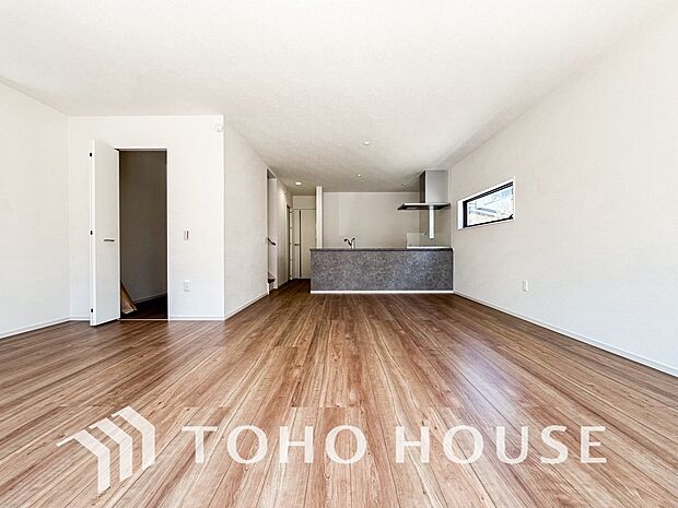 広々としたLDKは、家族が自然に集まりやすく、一緒に過ごす時間を楽しめる工夫が施されています。