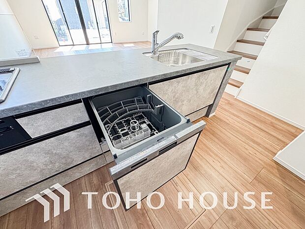 食洗機は家事の時間を短くできることがメリット。ビルトインタイプはキッチンをすっきりとみせてくれます。