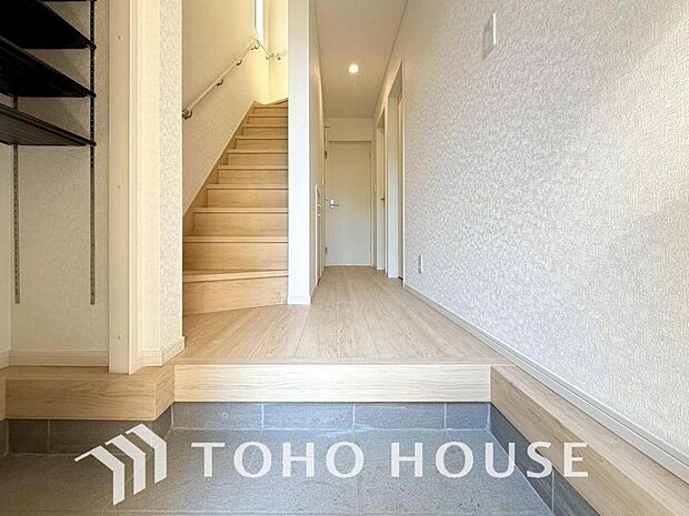 毎日みんなを見送り、そして迎え入れる場所だから。帰りたくなる家をテーマに設計した、自慢の玄関です。