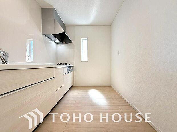 美しく使いやすいキッチン空間。優しい温もりを醸し出すキッチンは料理の為の配慮を随所に注ぎました。