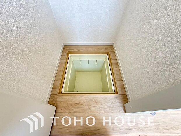 床下収納は、保存食や季節家電の収納に便利で、点検口の役割も果たします。