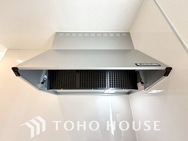 調理中の煙や臭いを効率的に排出し、キッチン空間を清潔に保ちます。