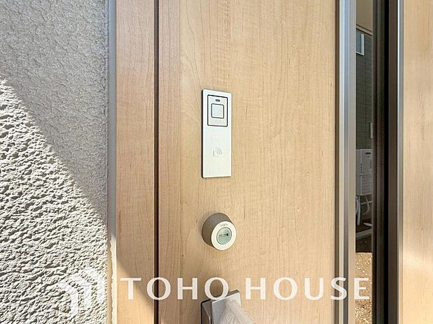 スペースを上手く活用した床下収納はあると何かと便利。食料のストック品はもちろん、掃除用具など。