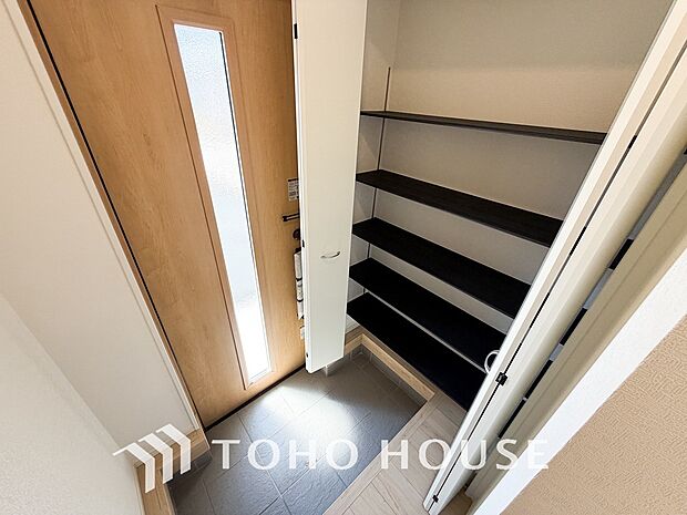 ゲストを招き、家族を迎える玄関は、ディスプレイや照明にこだわってみてはいかがでしょうか。