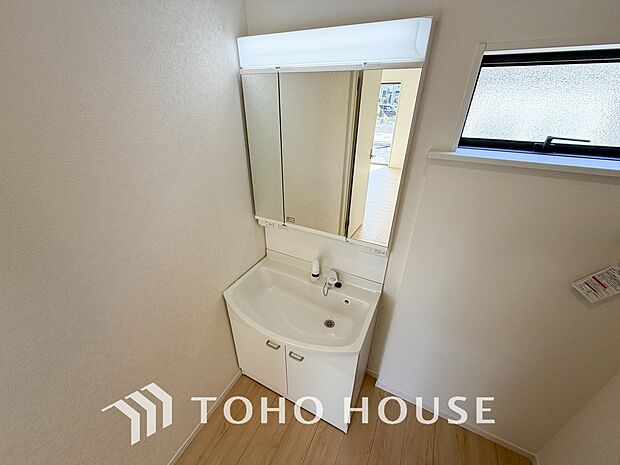 平日の朝であっても、落ち着きとくつろぎを感じられる空間。気持ちよく身だしなみを整えられます。